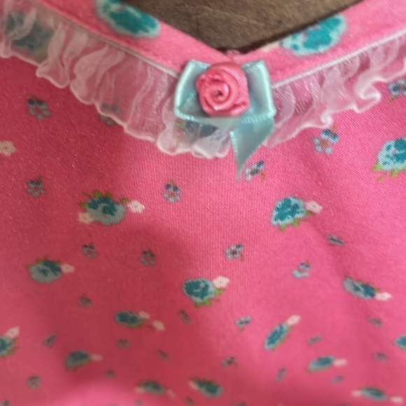 Pink nightgown with blue flower pattern. Size Large. - Picture 4 of 9